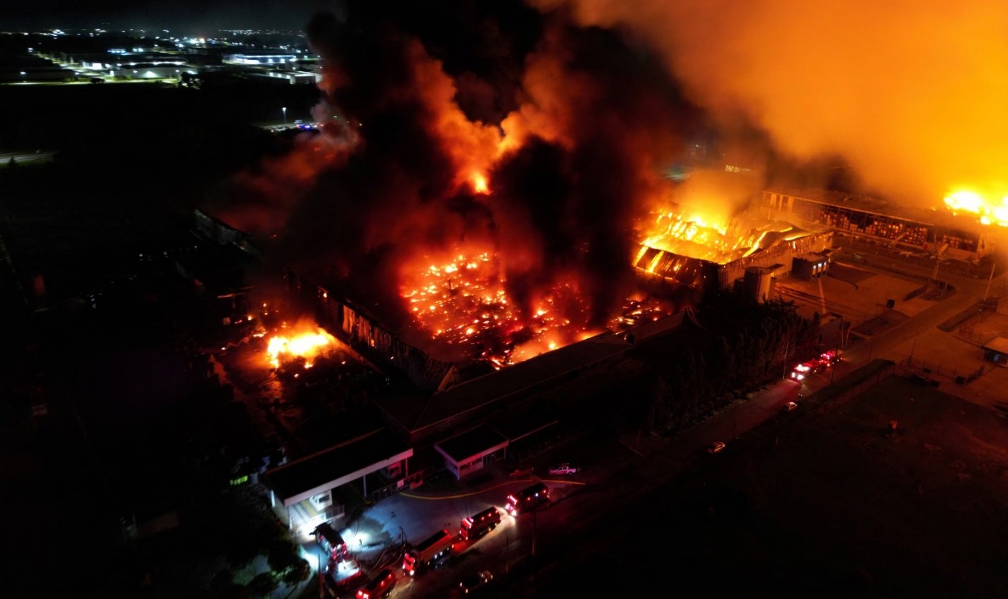 Comienzan las pericias para determinar el origen del fuego en el Polígono Industrial en Spegazzini