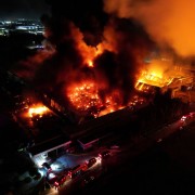 Comienzan las pericias para determinar el origen del fuego en el Polígono Industrial en Spegazzini