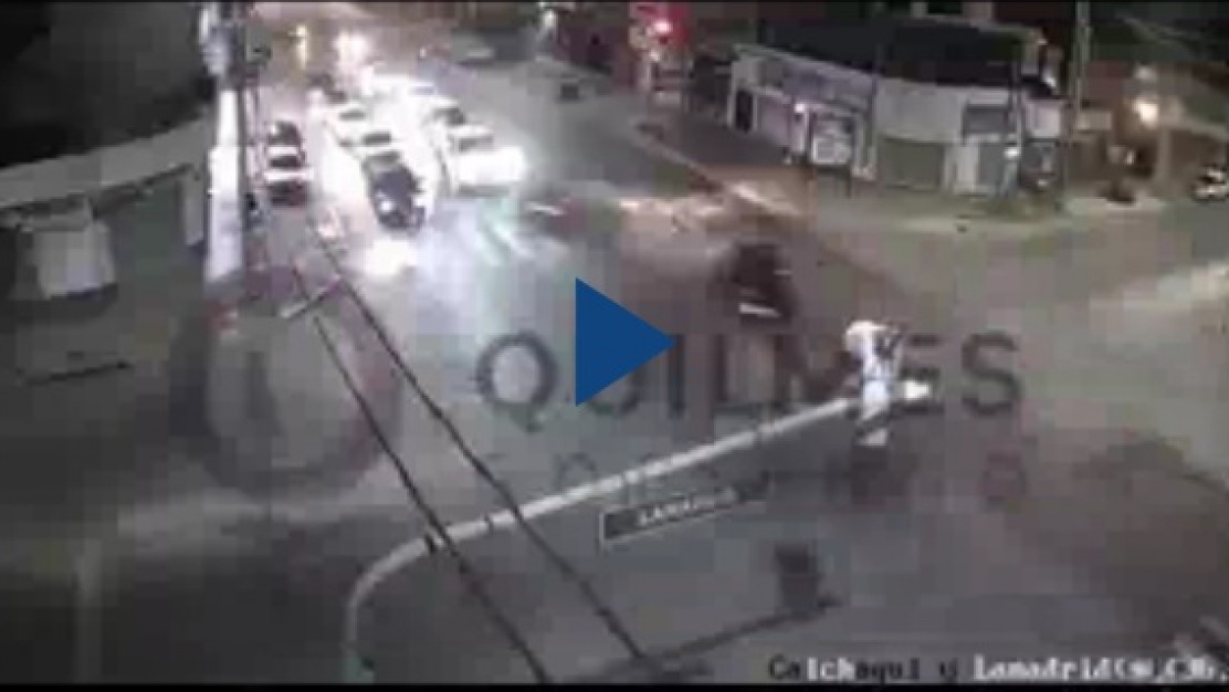 Quilmes: cruzó en rojo a toda velocidad y provocó un choque de siete autos
