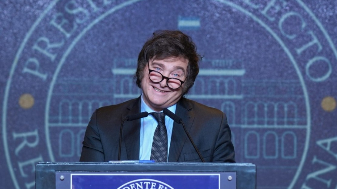 Radiografía de la confianza: Milei cae levemente en febrero pero retiene un apoyo histórico superior al de Macri