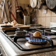 Poner un diente de ajo en la hornalla: para qué sirve y cuando hacerlo