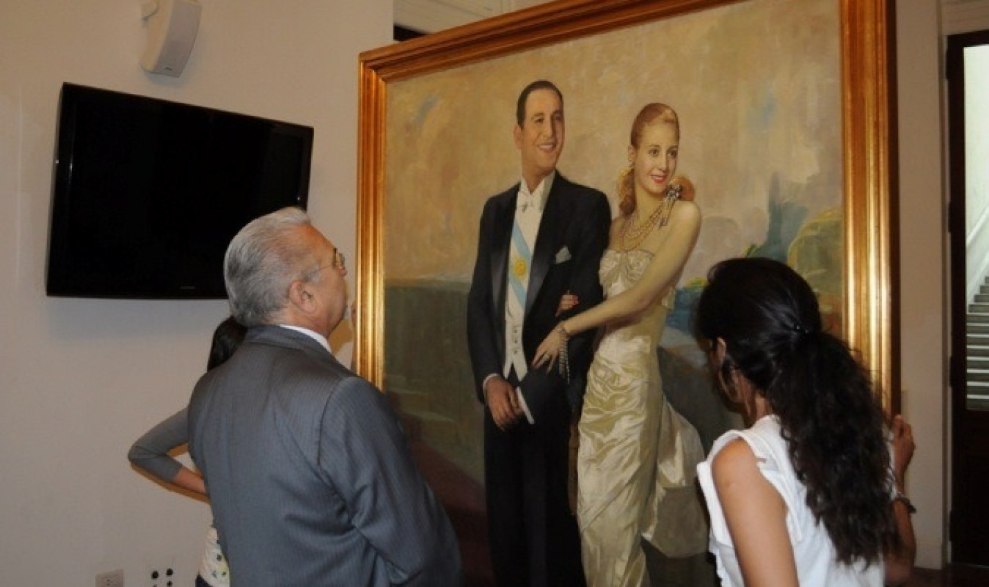 Chau Perón, ¿hola Messi?: El Gobierno descolgó el cuadro de Evita y el General de la Casa Rosada