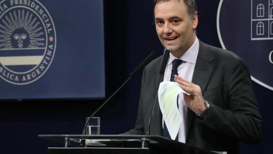 El "Vuelo del Amigo": El piloto confirmó que el periodista de la TV Pública pagó el traslado de Adorni