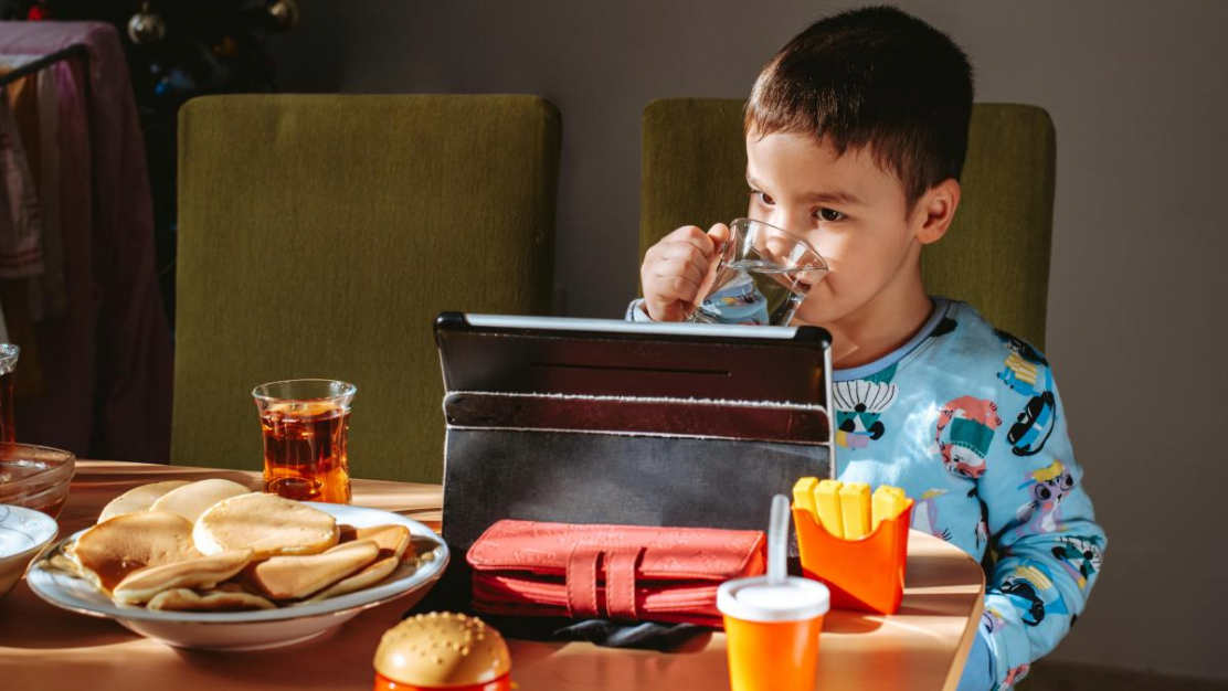 Comer en familia sin pantallas: el hábito que mejora la salud y el rendimiento escolar