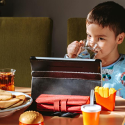 Comer en familia sin pantallas: el hábito que mejora la salud y el rendimiento escolar