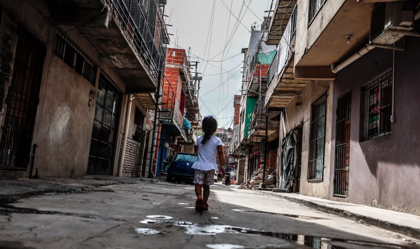 La pobreza infantil bajó al 53,6%, pero la inseguridad alimentaria sigue siendo crítica