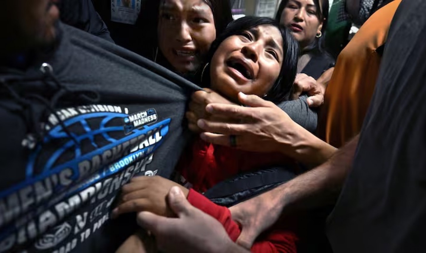 La desgarradora imagen de una familia separada por el ICE gana el World Press Photo 2026