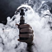 Adiós a la prohibición: El Gobierno legaliza y regula el uso de vapeadores, tabaco calentado y bolsas de nicotina