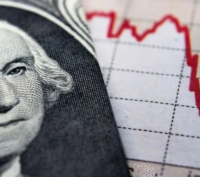 El dólar oficial retrocede, pero los financieros suben tras una licitación que dejó pesos en la calle